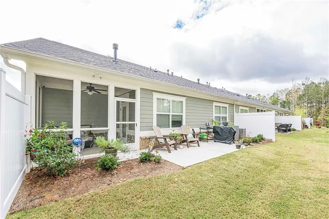 a view of an outdoor space