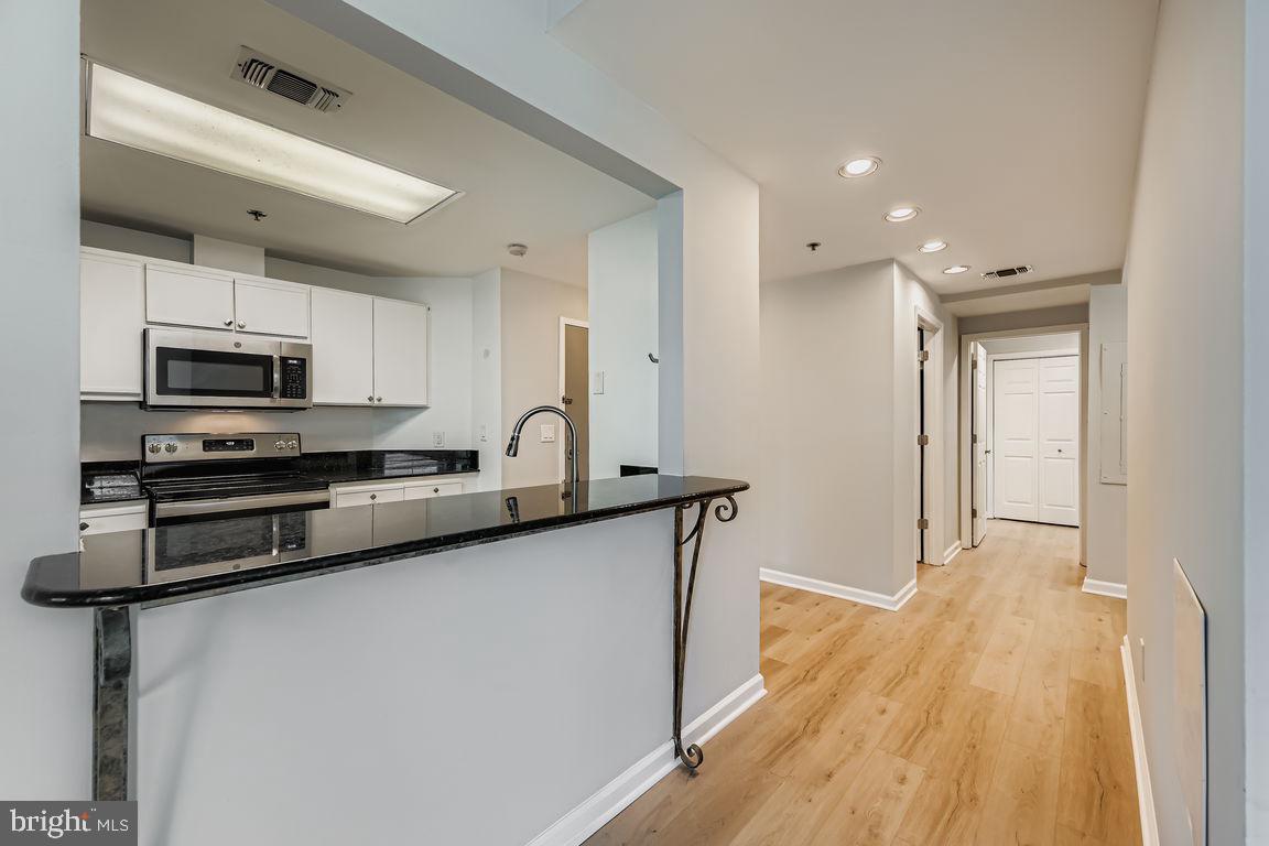 960 Fell Street, Unit 616 Baltimore, MD 21231 - Photo 28 of 37 kitchen bar