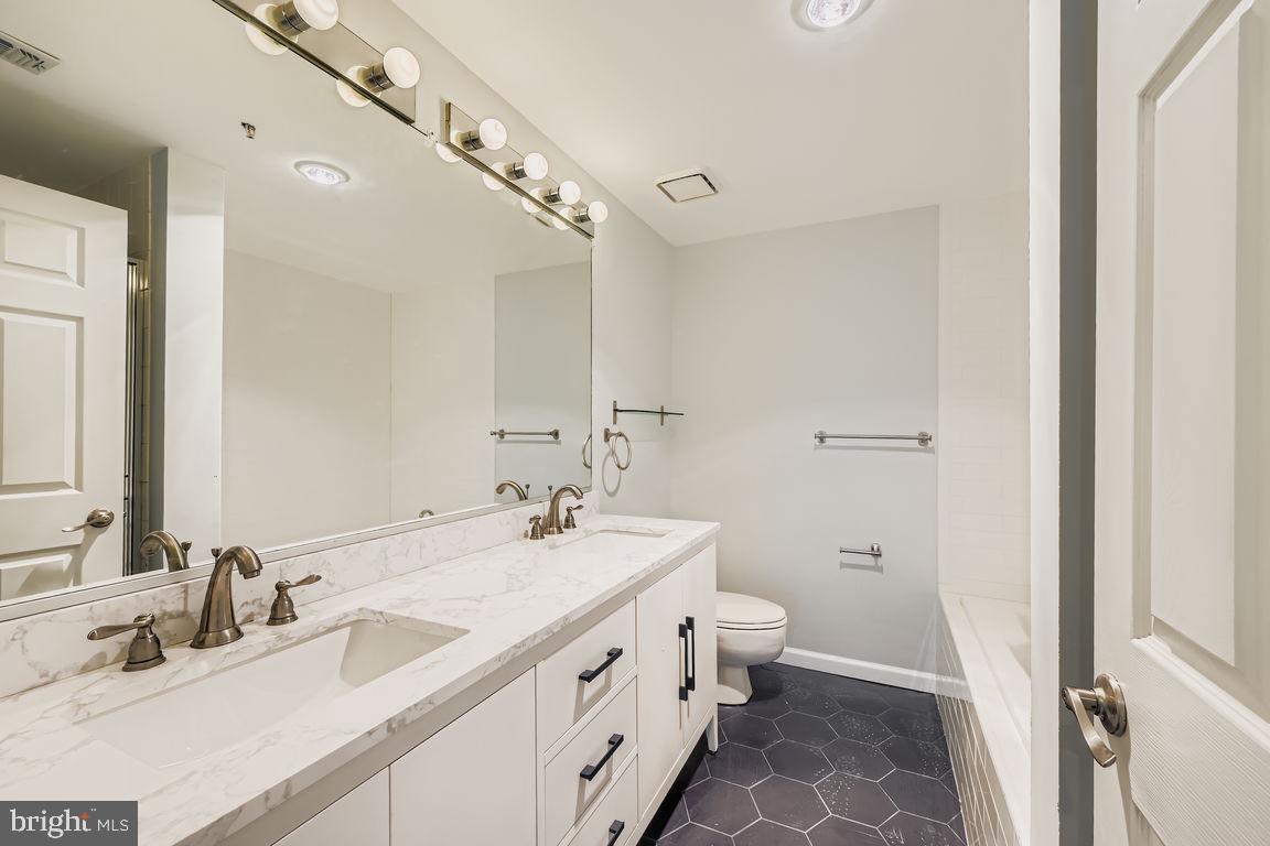 960 Fell Street, Unit 616 Baltimore, MD 21231 - Photo 10 of 37 Walk in shower and