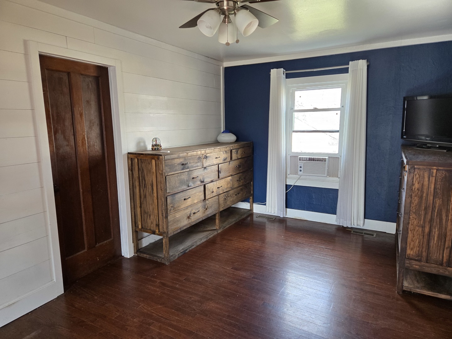 16517 Plainview Drive Markham, IL 60428 - Photo 19 of 30 an empty room with wooden floor fan and windows