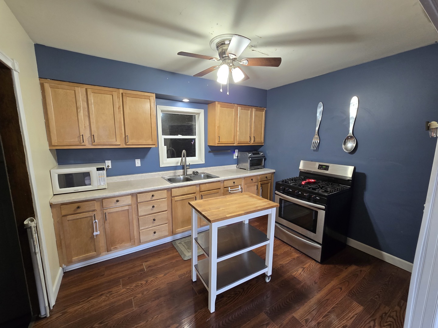 16517 Plainview Drive Markham, IL 60428 - Photo 7 of 30 a kitchen with stainless steel appliances granite countertop a sink cabinets and wooden floor