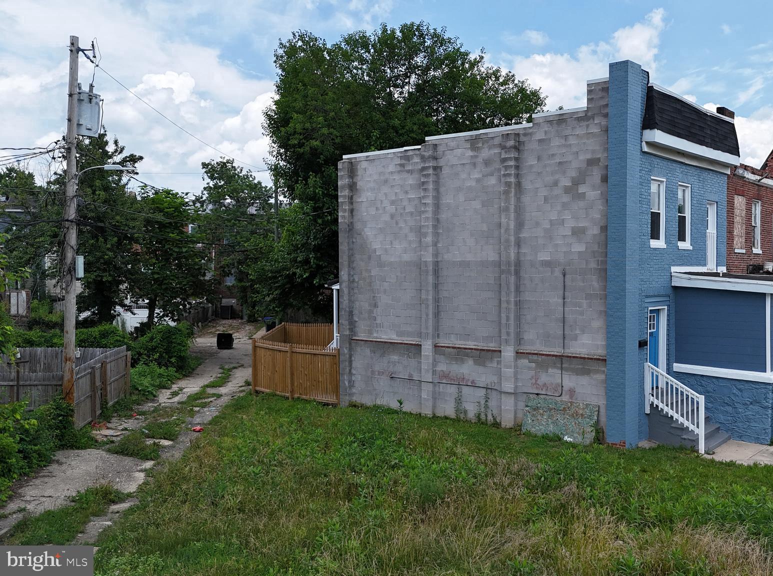 2808 Waldorf Avenue Baltimore, MD 21215 - Photo 5 of 26 a backyard of a house with lots of green space