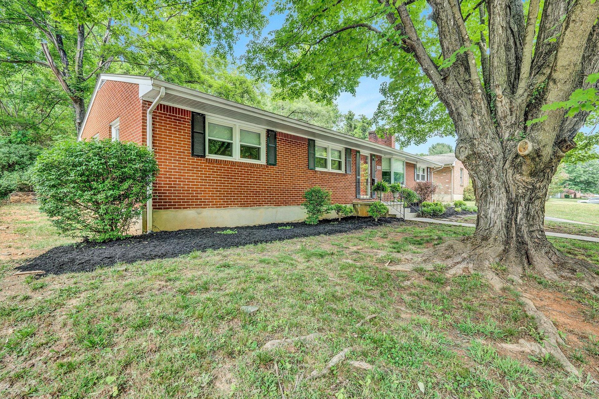 2641 Grandin Road Southwest Roanoke, VA 24015 - Photo 3 of 34 03-052520230191