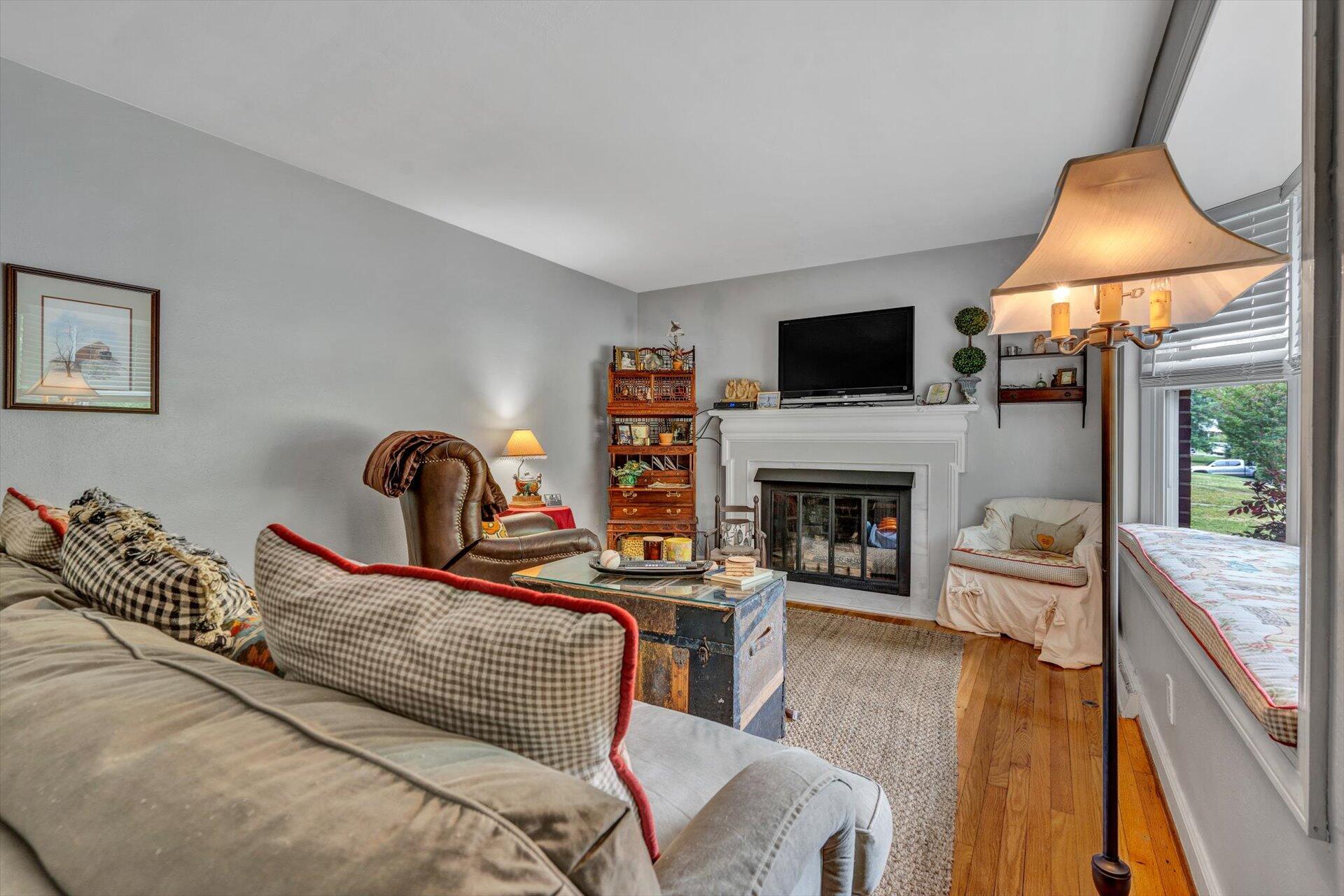 2641 Grandin Road Southwest Roanoke, VA 24015 - Photo 4 of 34 04-052520230199