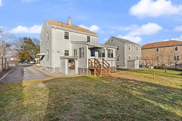 a view of a house with a yard