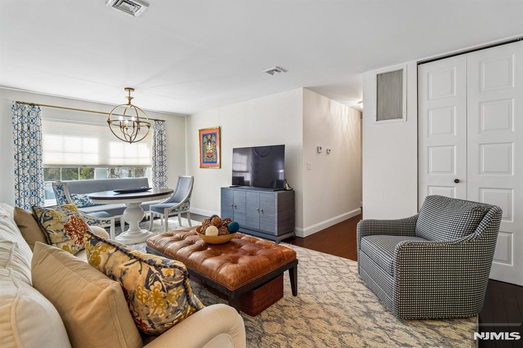 364 West Ridgewood Avenue, Unit 3 Ridgewood, NJ 07450 - Photo 4 of 27