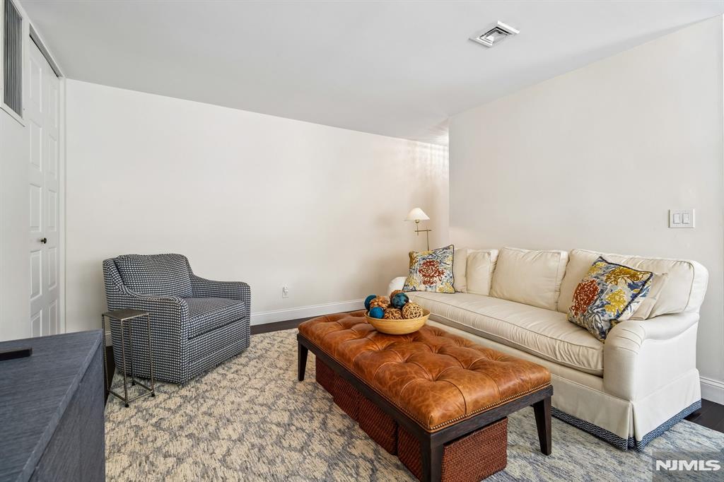 364 West Ridgewood Avenue, Unit 3 Ridgewood, NJ 07450 - Photo 5 of 27