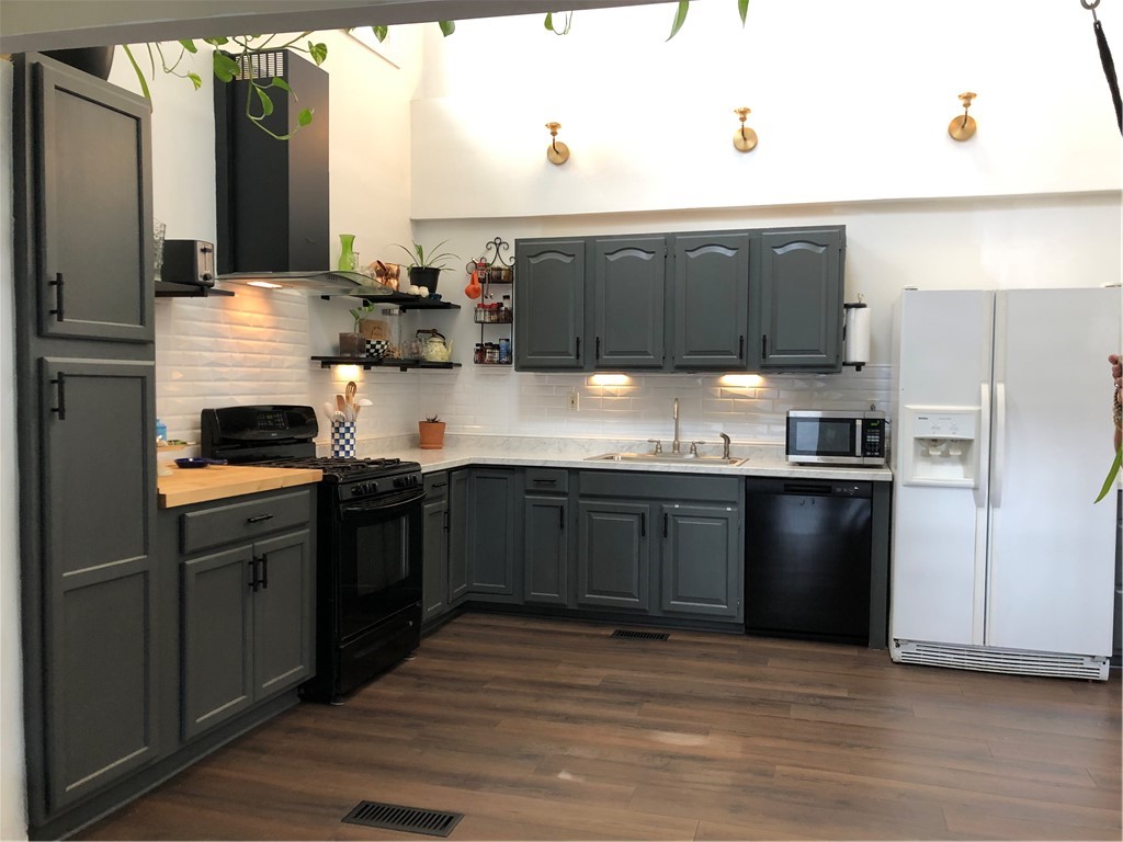 81 Richmond Street Rochester, NY 14607 - Photo 4 of 32