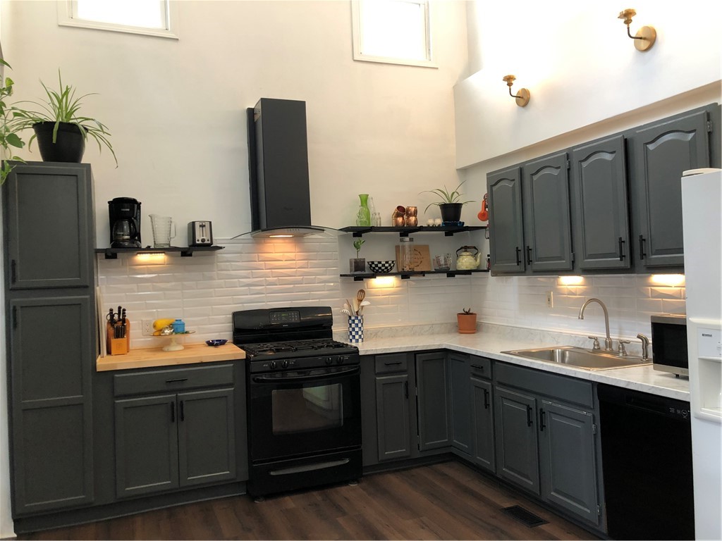 81 Richmond Street Rochester, NY 14607 - Photo 5 of 32