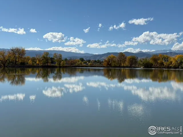 a view of a lake in middle of a city