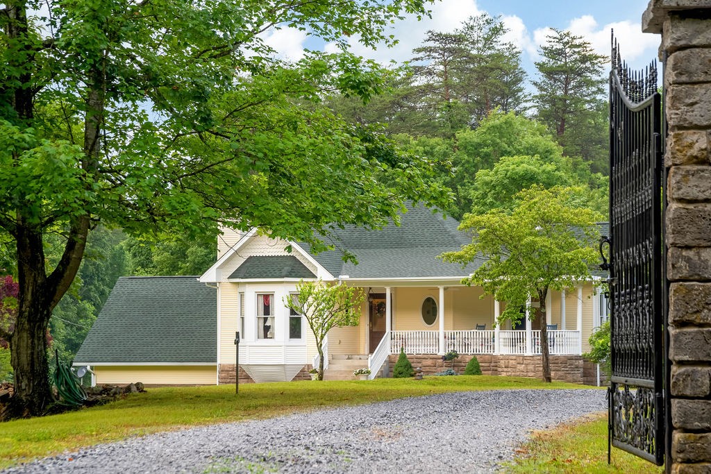 909 Williamson County Line Road Fairview, TN 37062 - Photo 2 of 66 a front view of a house with garden
