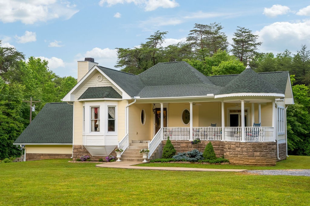 909 Williamson County Line Road Fairview, TN 37062 - Photo 3 of 66 a front view of a house with a yard