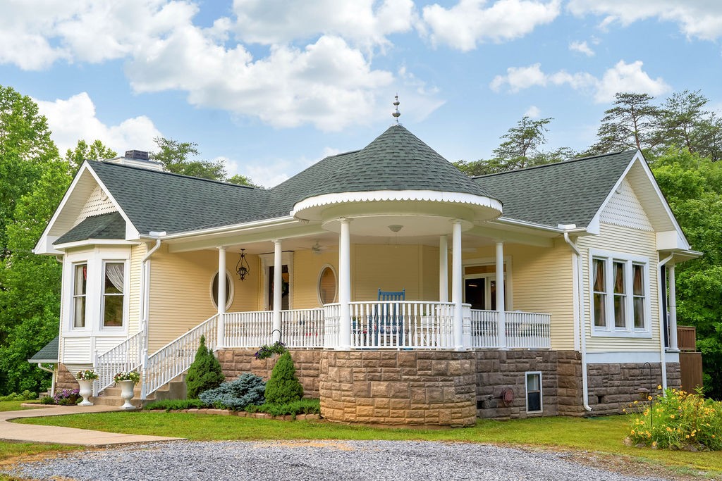 909 Williamson County Line Road Fairview, TN 37062 - Photo 4 of 66 a front view of a house with a yard