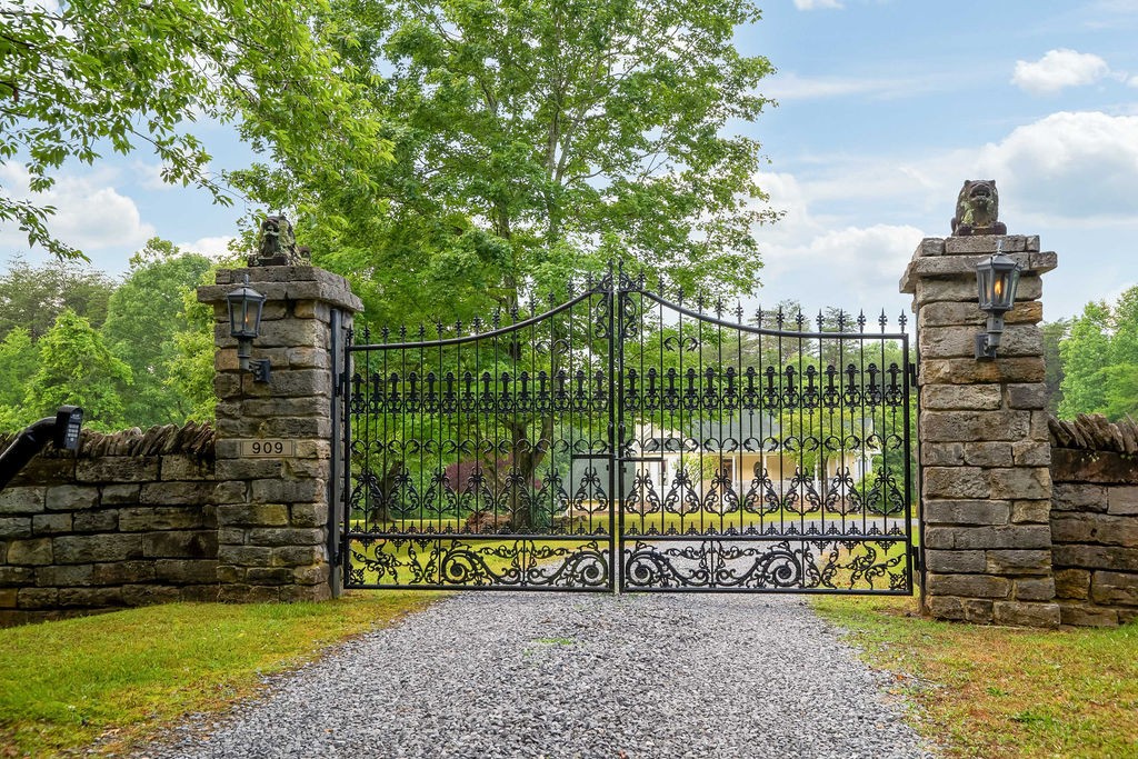 909 Williamson County Line Road Fairview, TN 37062 - Photo 59 of 66 a view of a pathway with a wrought fence