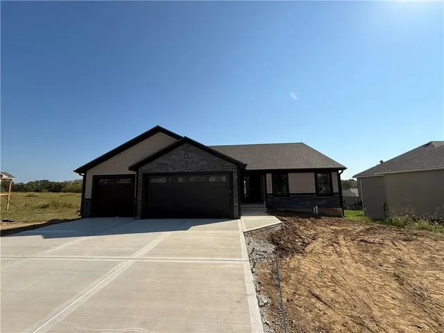 $479,900 | 1305 North Holland Court, Kansas City, MO 64133