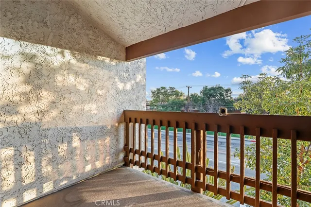 a spacious en suite bathroom with double sink and a large mirror