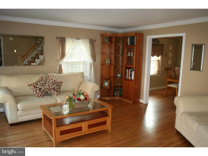 442 Lynbrooke Road Springfield, PA 19064 - Photo 4 of 23 Living Room
