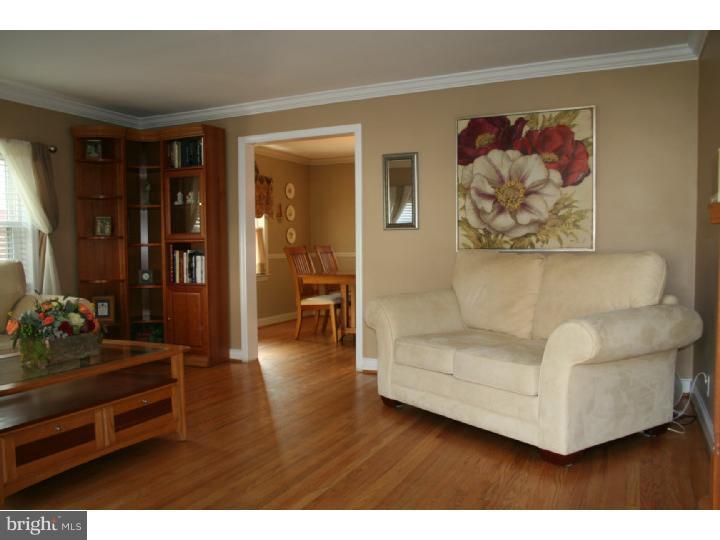 442 Lynbrooke Road Springfield, PA 19064 - Photo 5 of 23 Living Room