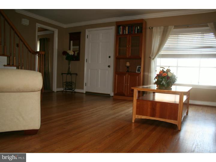 442 Lynbrooke Road Springfield, PA 19064 - Photo 6 of 23 Living Room