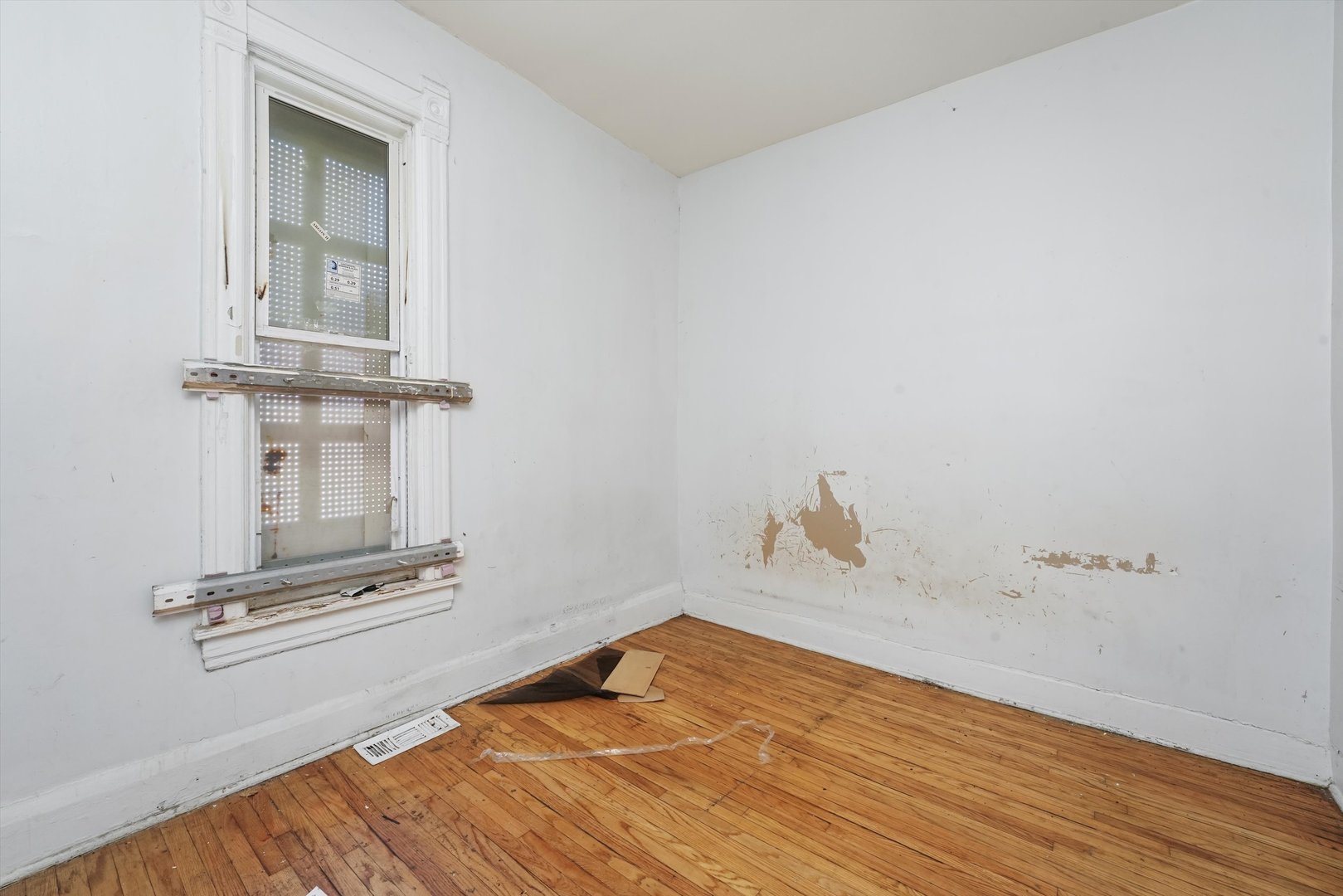 58 West 72nd Street Chicago, IL 60621 - Photo 11 of 28 a view of empty room with wooden floor