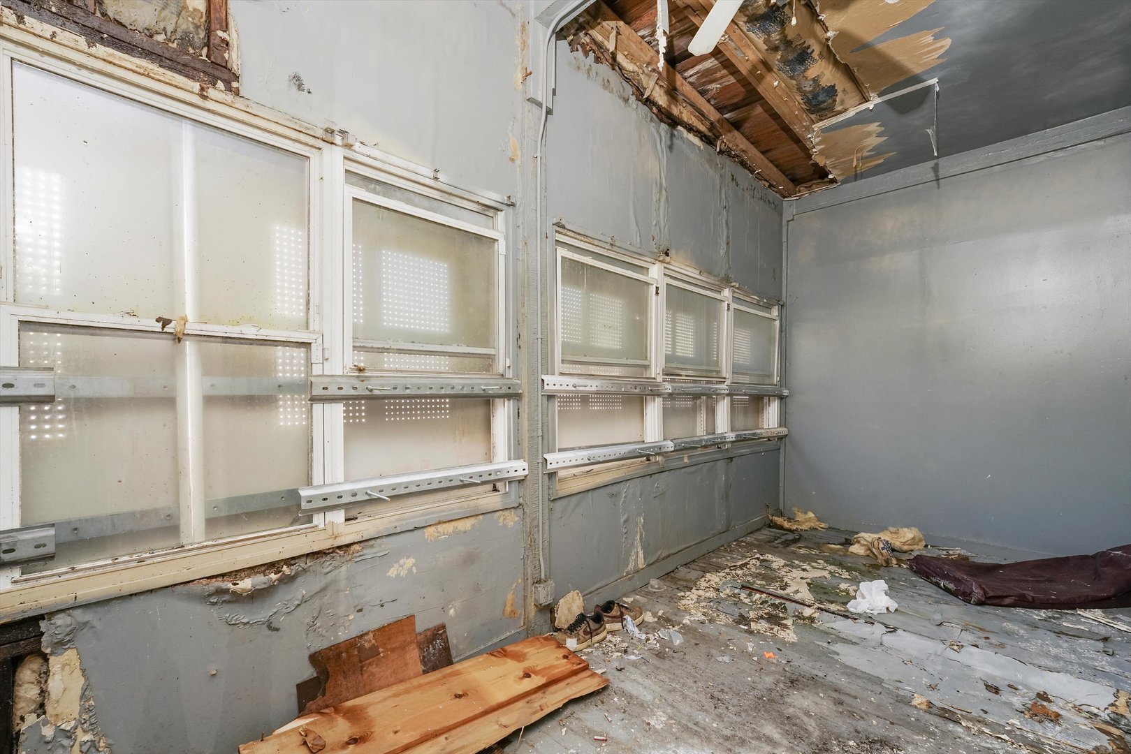 58 West 72nd Street Chicago, IL 60621 - Photo 15 of 28 a room with rack on the wall and a window