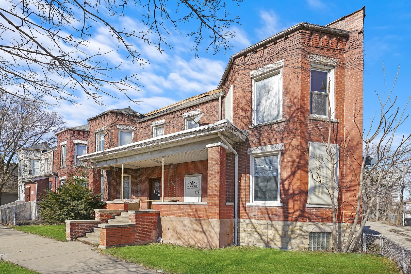 58 West 72nd Street Chicago, IL 60621 - Photo 26 of 28 a front view of a house with garden