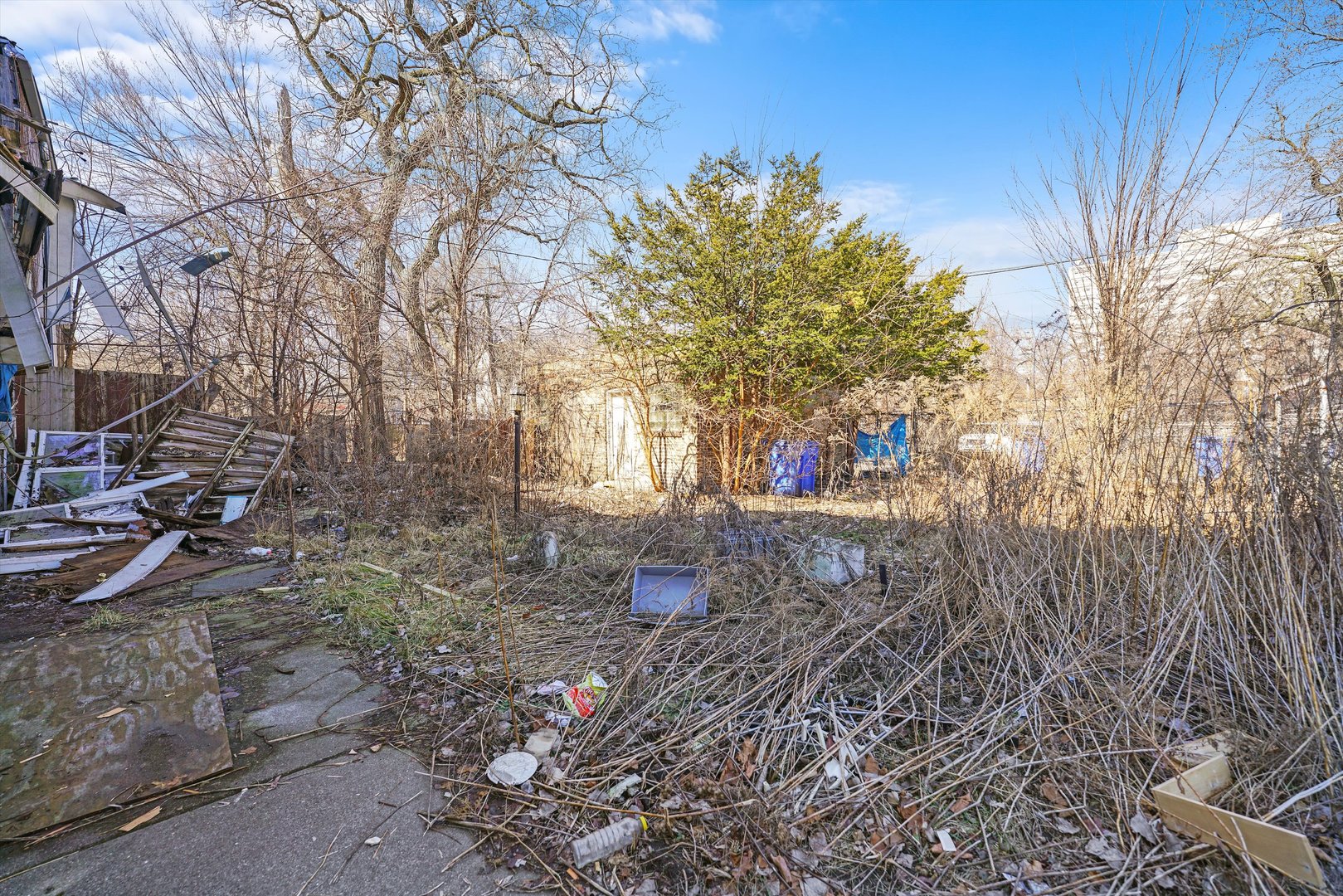 58 West 72nd Street Chicago, IL 60621 - Photo 27 of 28 a backyard of a house with table and chairs