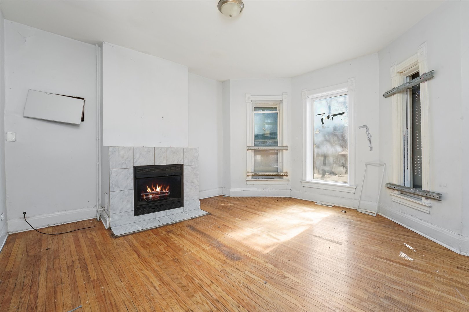 58 West 72nd Street Chicago, IL 60621 - Photo 3 of 28 an empty room with windows and fireplace