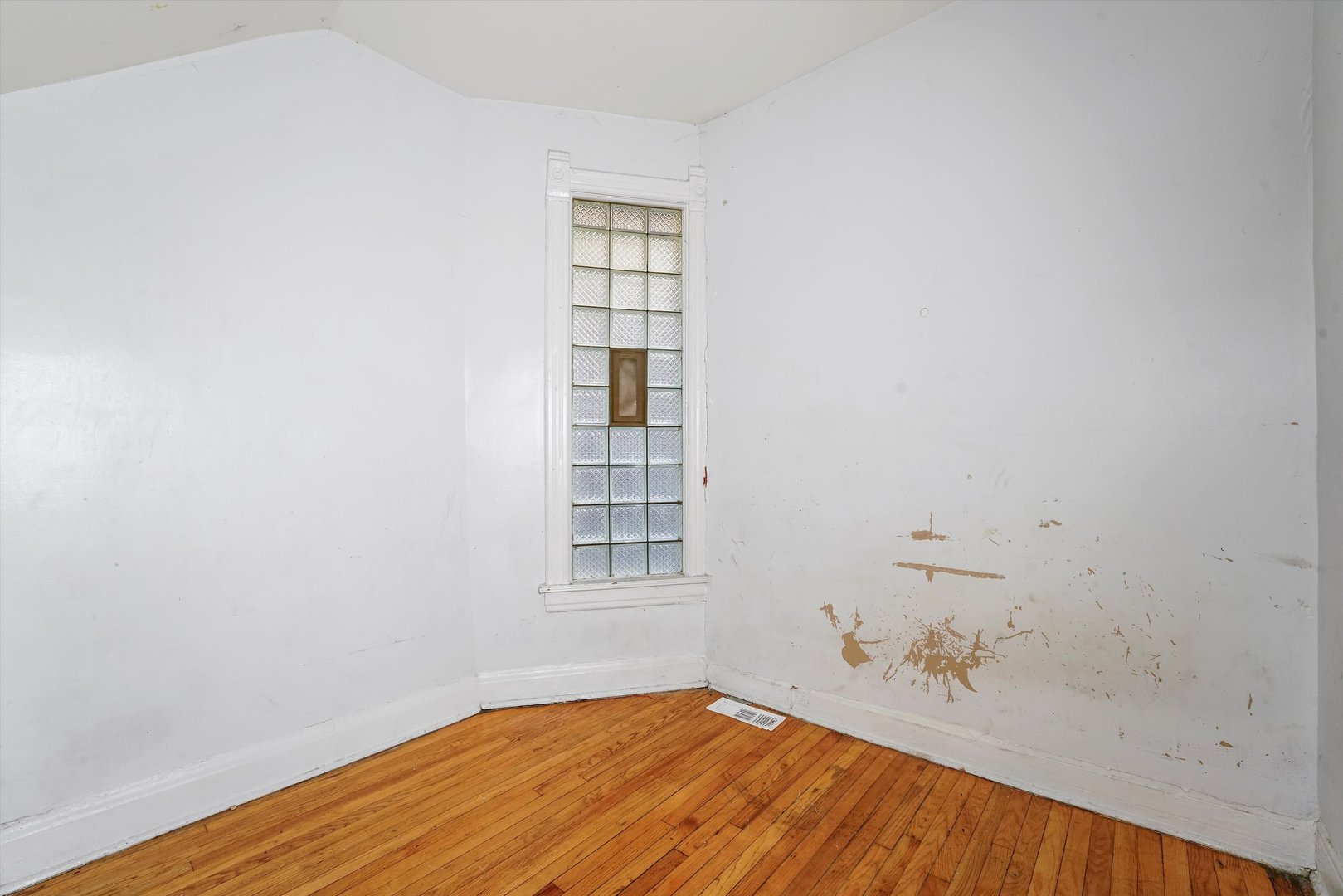 58 West 72nd Street Chicago, IL 60621 - Photo 5 of 28 a view of empty room with wooden floor and fan