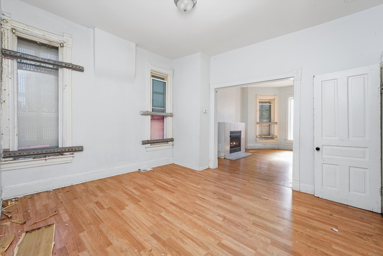 58 West 72nd Street Chicago, IL 60621 - Photo 8 of 28 a big room with wooden floor and windows