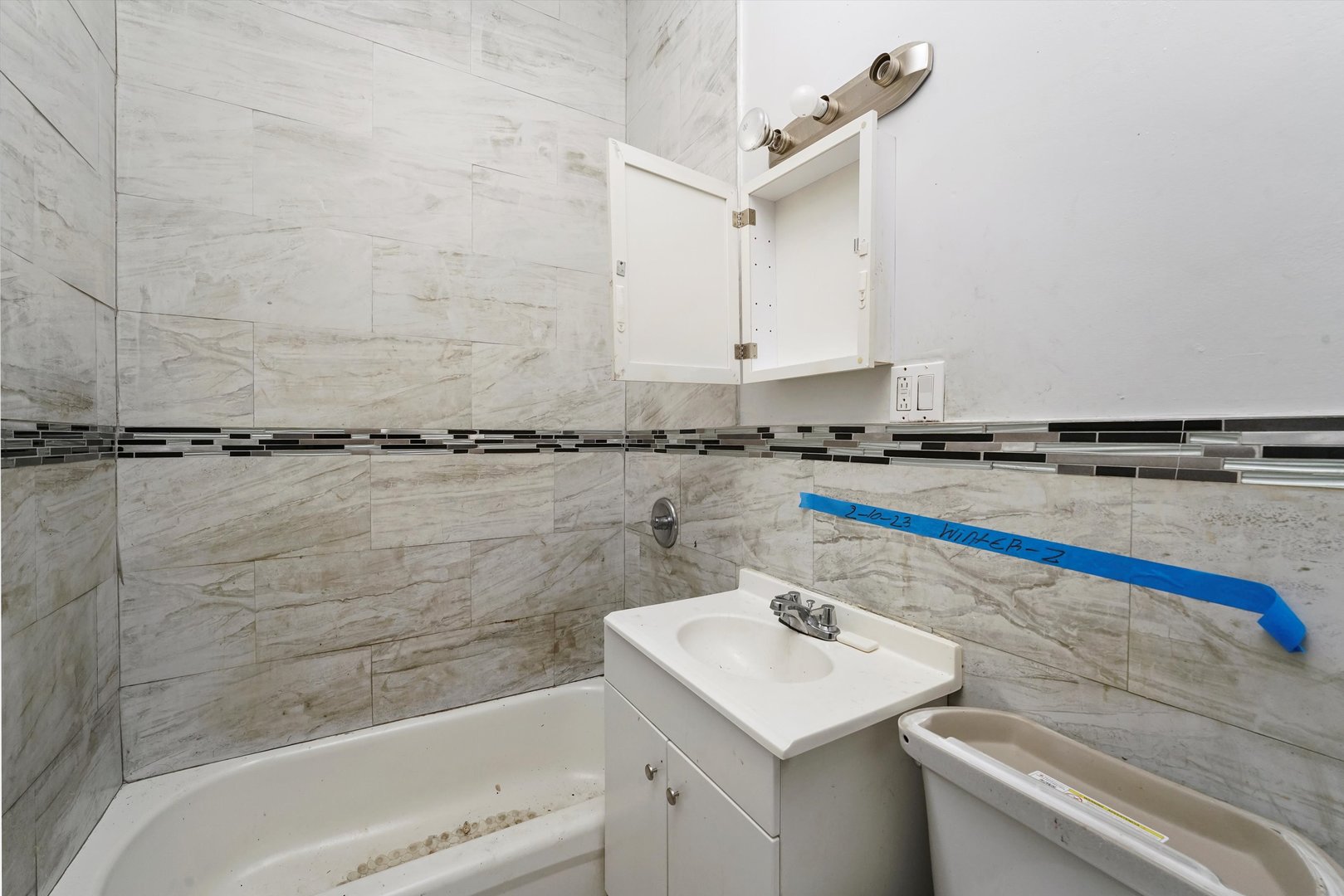 58 West 72nd Street Chicago, IL 60621 - Photo 10 of 28 a bathroom with a sink and a bathtub