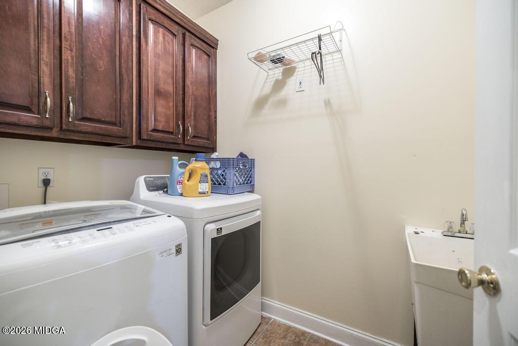 80 Mallard Pointe Kathleen, GA 31047 - Photo 17 of 34 a utility room with dryer and washer