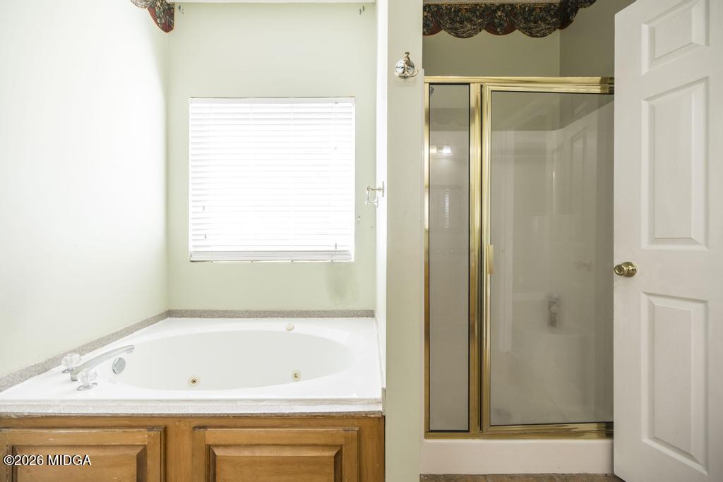 80 Mallard Pointe Kathleen, GA 31047 - Photo 21 of 34 a view of bathroom with bathtub and window