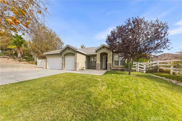 a view of a house with backyard and tree