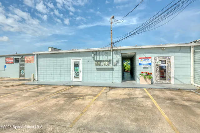 a view of a swimming pool with a house and a bath tub