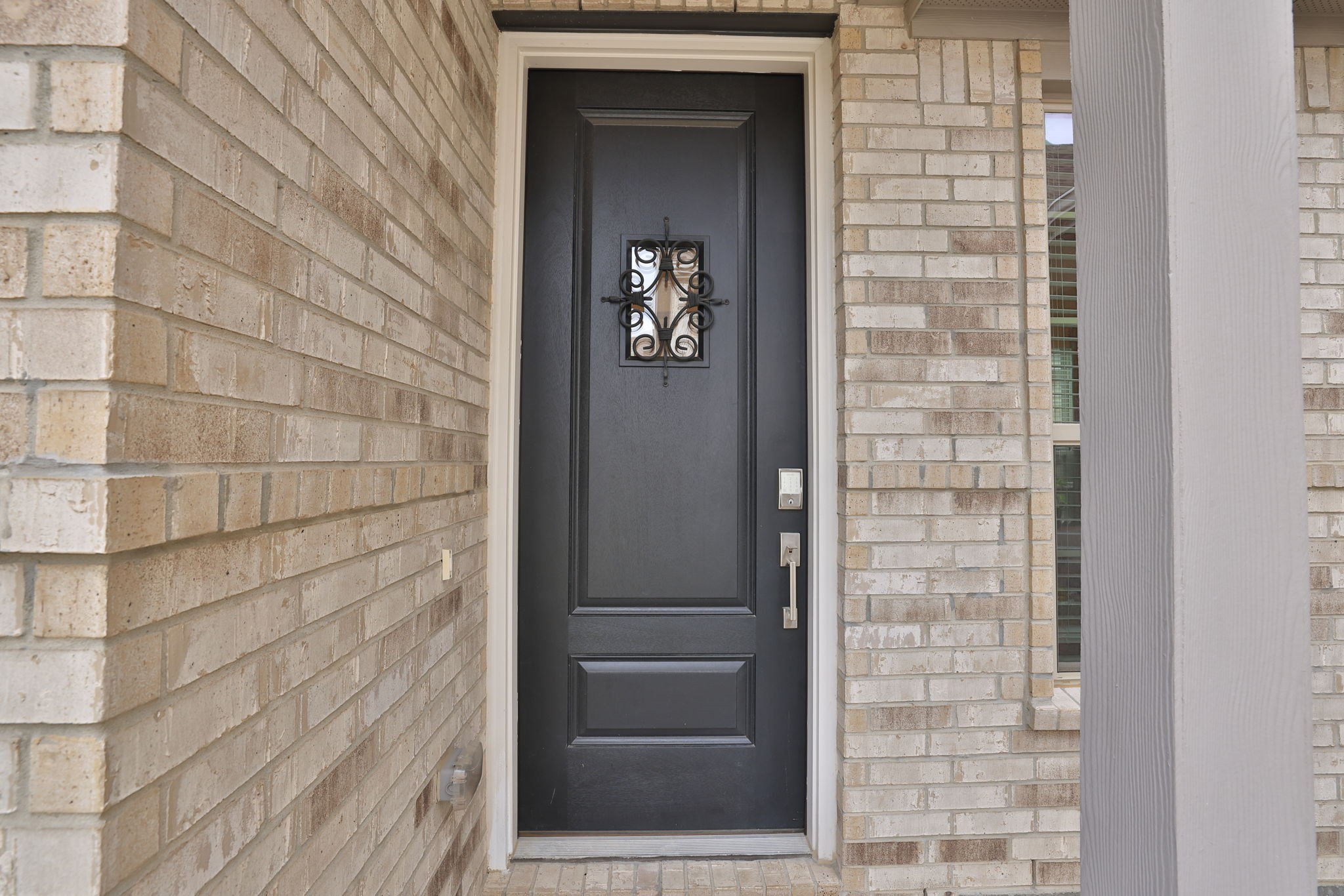 18323 Tiger Flowers Drive Conroe, TX 77302 - Photo 4 of 49 Exclusive entrance to the attached apartment.