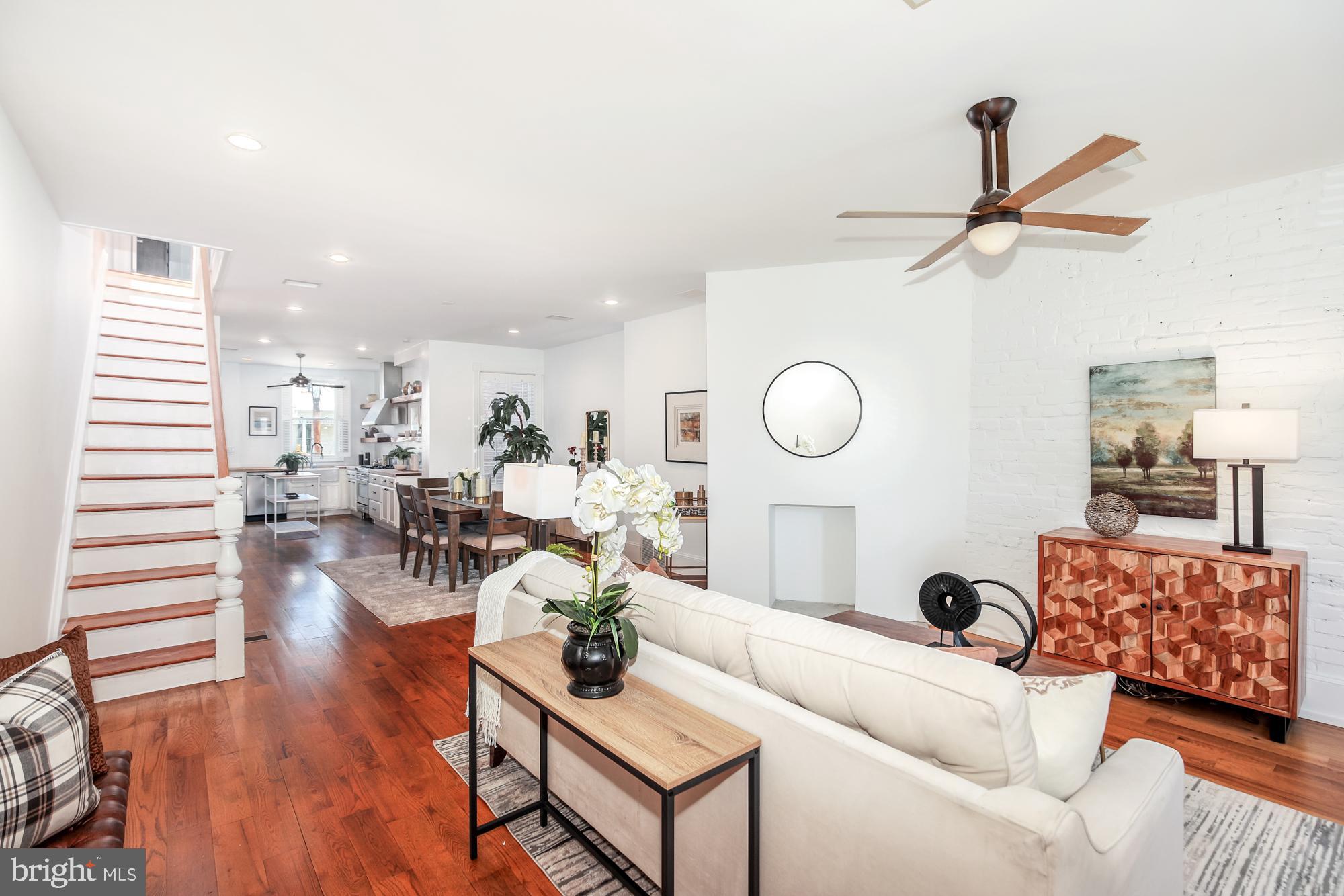 151 Thomas Street Northwest Washington, DC 20001 - Photo 5 of 40 a living room with furniture