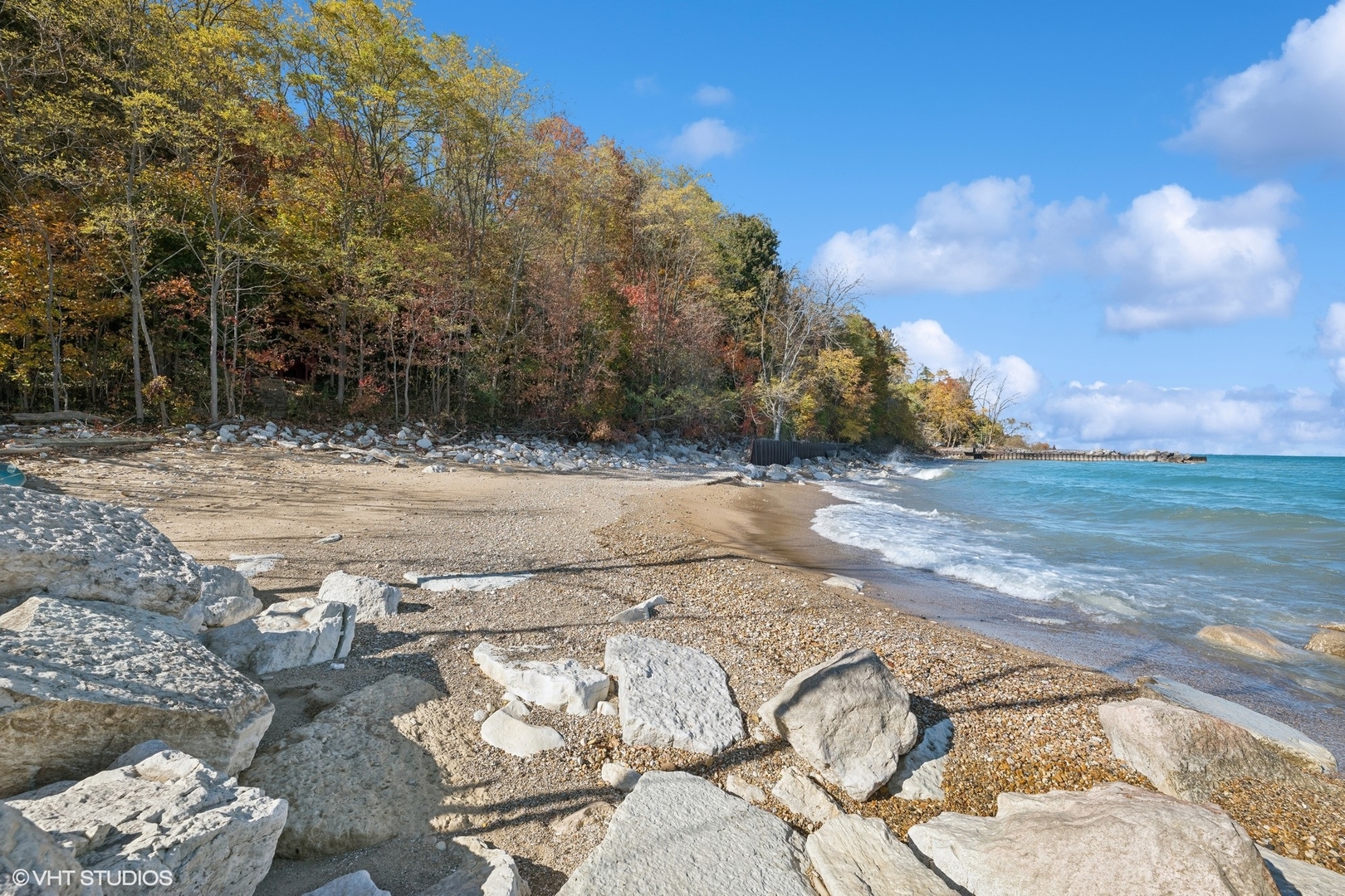 111 North Mayflower Road Lake Forest, IL 60045 - Photo 3 of 28 a view of a backyard of the house