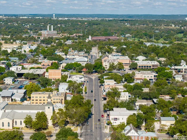 $2,500 | 1264 South Academy Avenue, New Braunfels, TX 78130