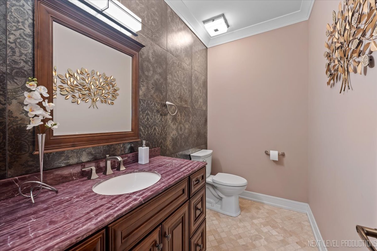 970 Waterside Court Aurora, IL 60502 - Photo 19 of 42 a bathroom with a granite countertop sink a toilet and a mirror
