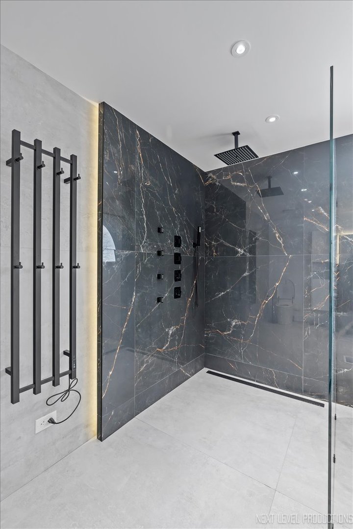 970 Waterside Court Aurora, IL 60502 - Photo 25 of 42 a bathroom with a shower