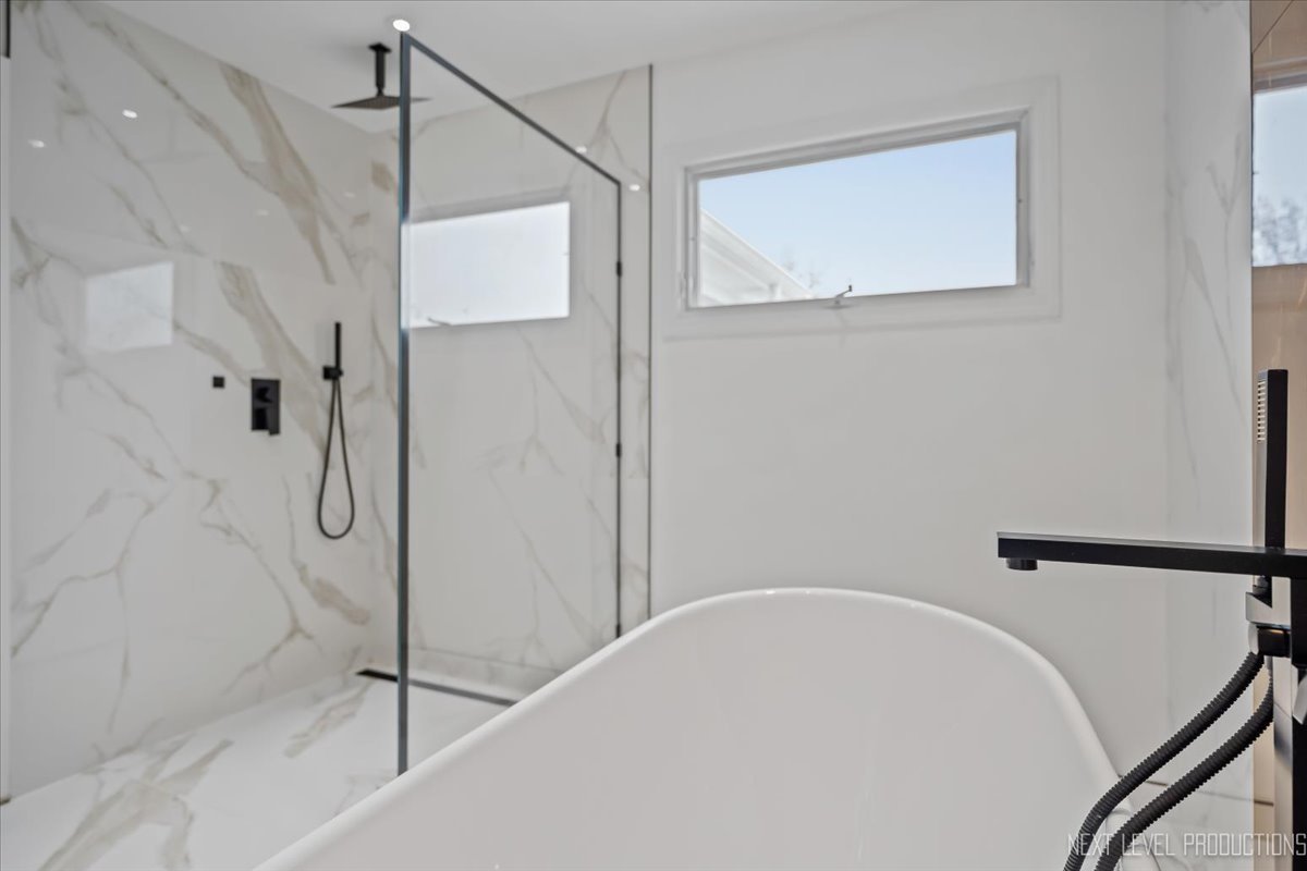 970 Waterside Court Aurora, IL 60502 - Photo 30 of 42 a bathroom with a bathtub and a shower