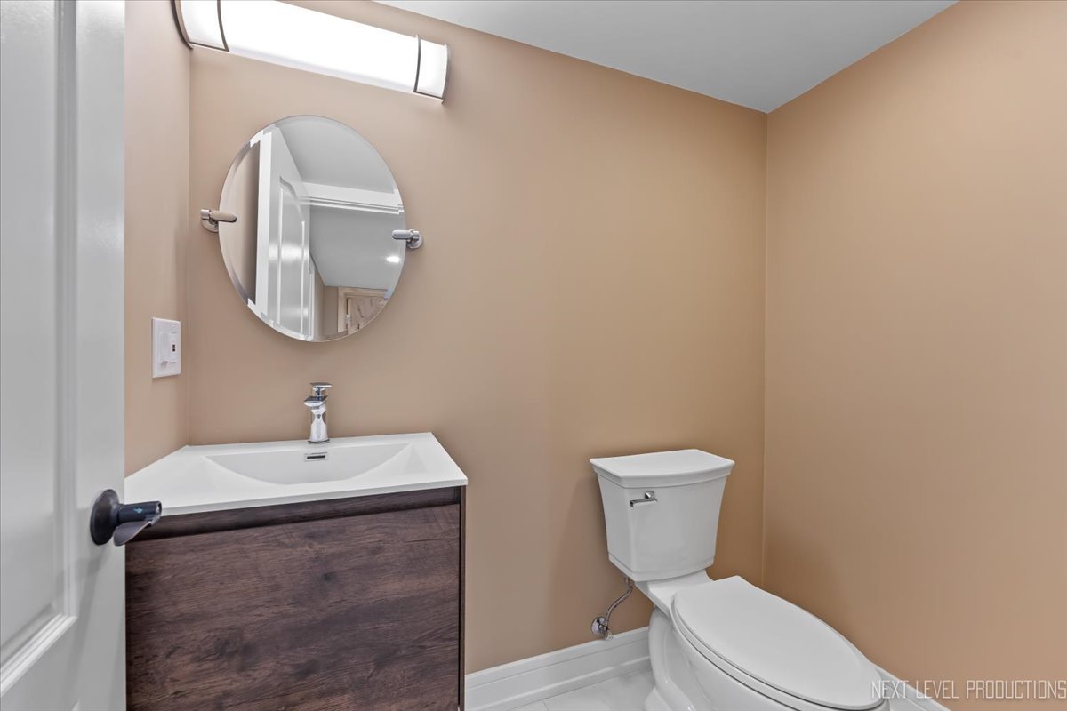 970 Waterside Court Aurora, IL 60502 - Photo 35 of 42 a bathroom with a toilet a sink and mirror