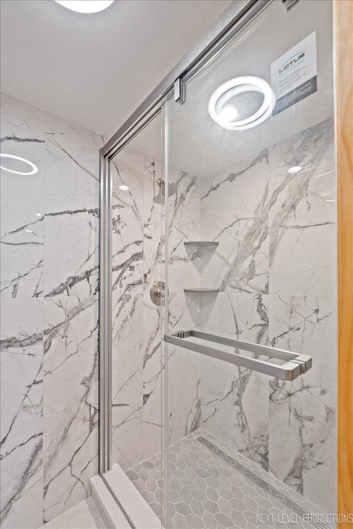 970 Waterside Court Aurora, IL 60502 - Photo 38 of 42 a bathroom with a shower