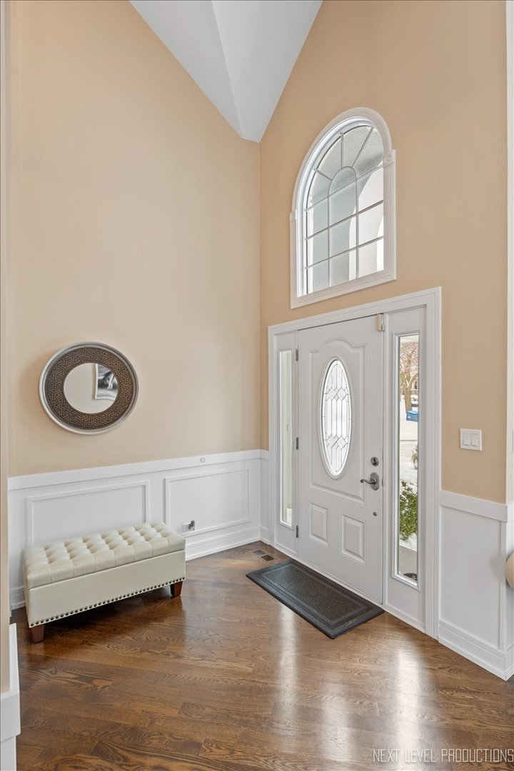 970 Waterside Court Aurora, IL 60502 - Photo 4 of 42 a view of a livingroom with wooden floor