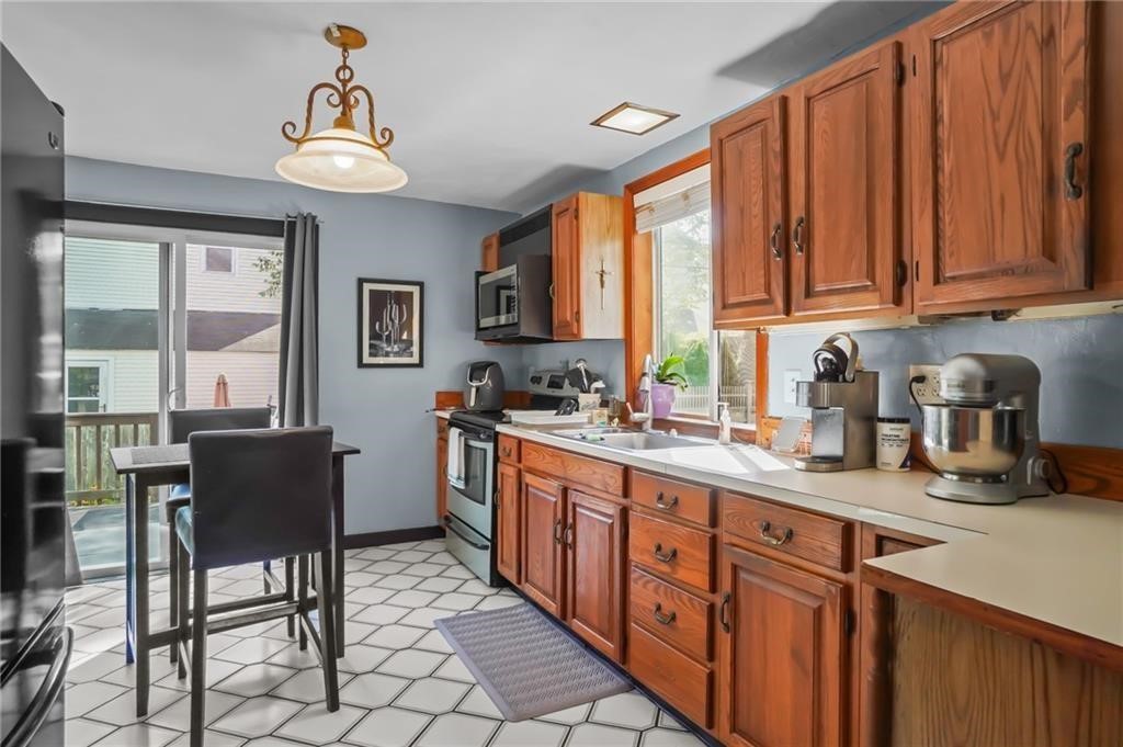 19 Slocum Street Newport, RI 02840 - Photo 8 of 21