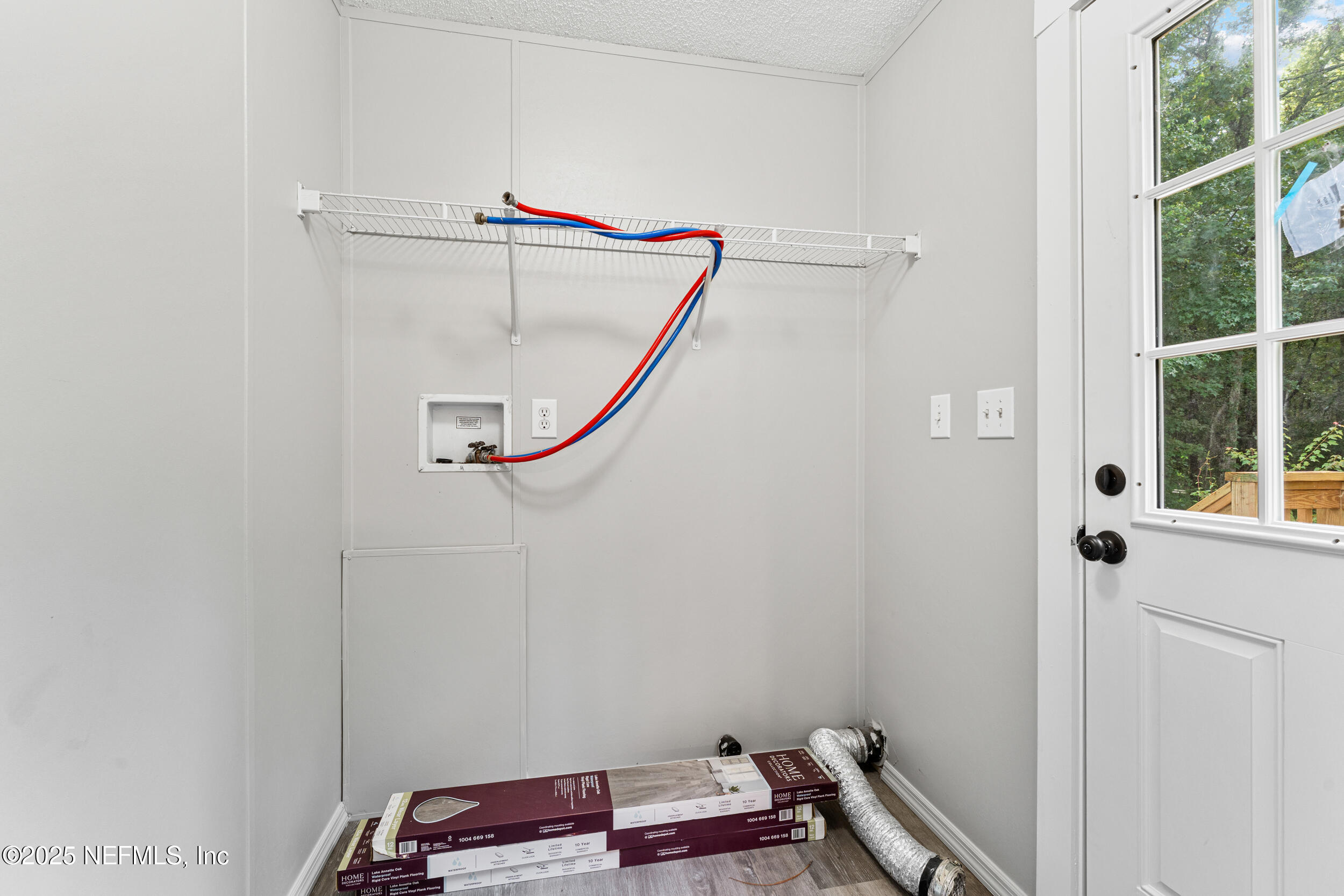 37341 Old Pineridge Road Hilliard, FL 32046 - Photo 14 of 27 a bathroom with a sink and a mirror