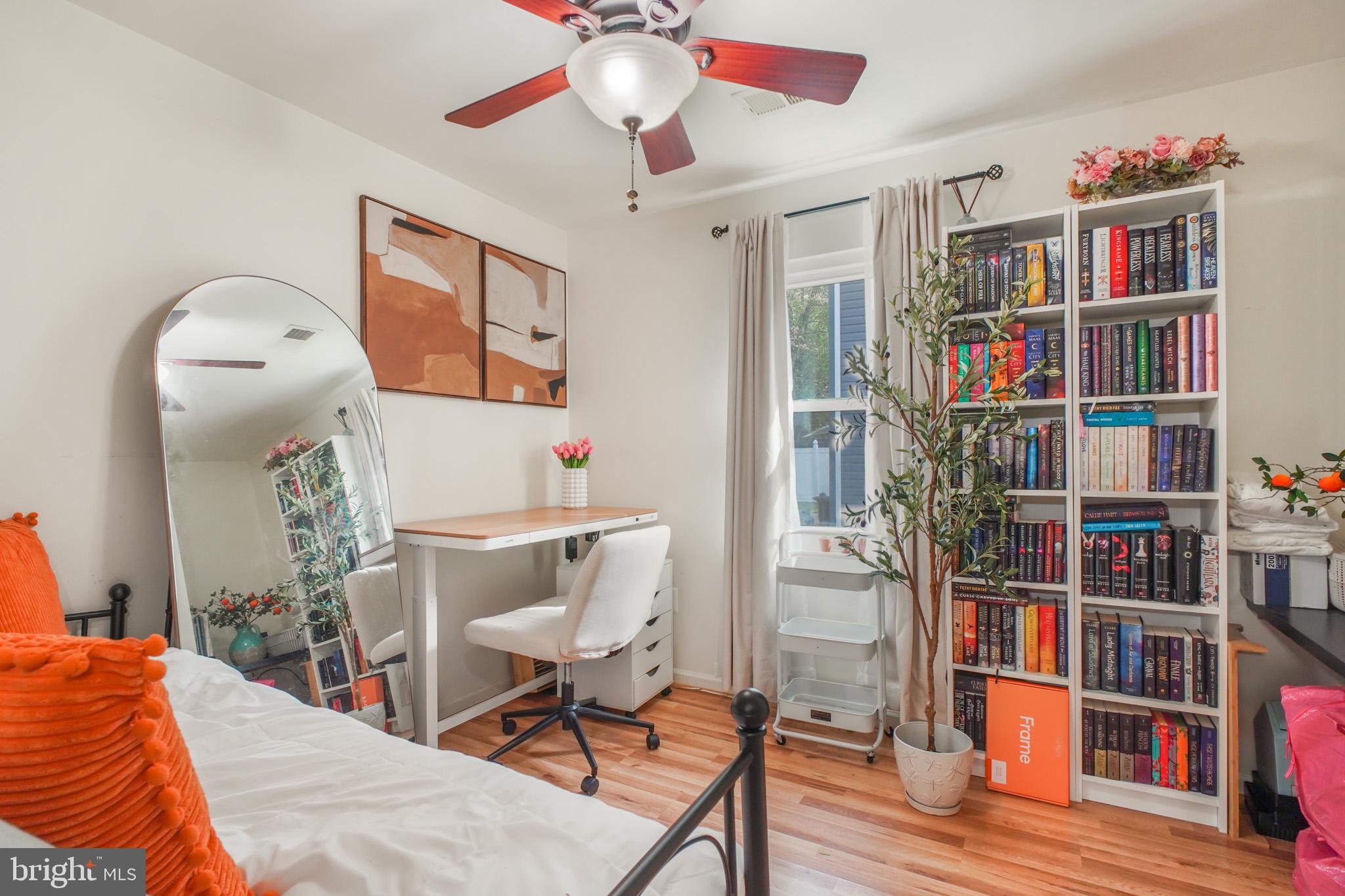 213 12th Street Colonial Beach, VA 22443 - Photo 12 of 31 2nd Bedroom with built in desk/nook