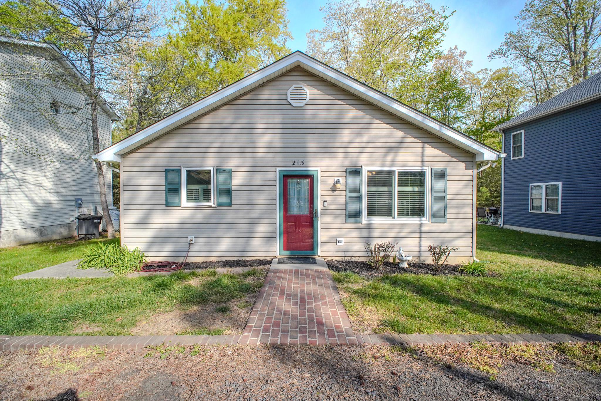 213 12th Street Colonial Beach, VA 22443 - Photo 2 of 31 Welcome home!