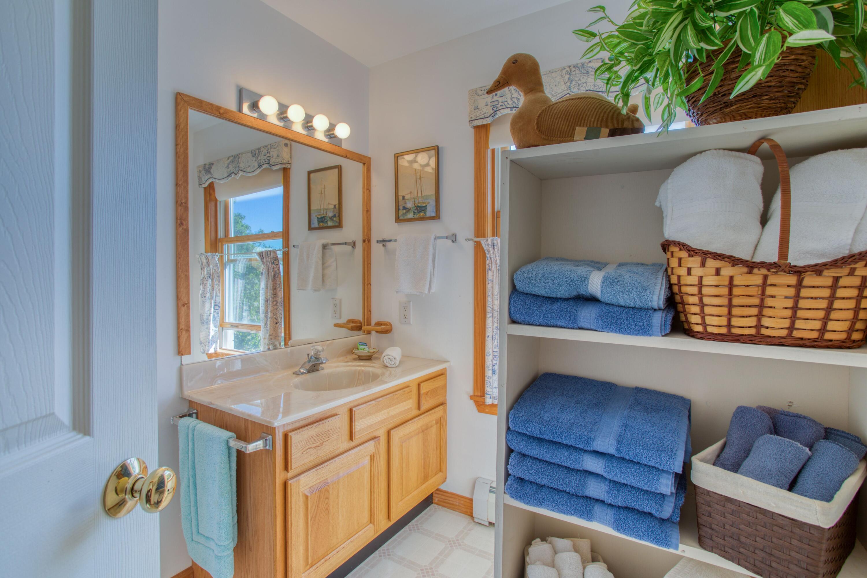 17 Spyglass Hl Road Boothbay, ME 04544 - Photo 27 of 55 2nd floor bath